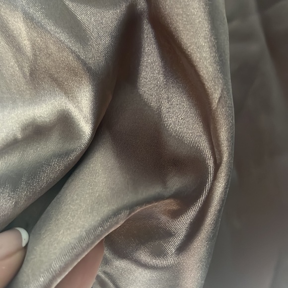 🍷free when bundled🍷Silk like top - Picture 2 of 3